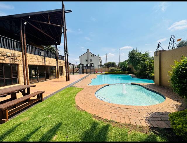 2 BEDROOM FLAT FOR SALE IN PINESLOPES